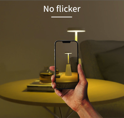 Metalen ABS Shade Touch Charging Smart Table Lamp met dimming en atmosfeerverlichting